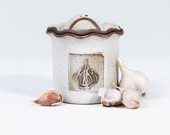 Handmade Stoneware Garlic Keeper – Rustic Farmhouse Kitchen Storage Jar