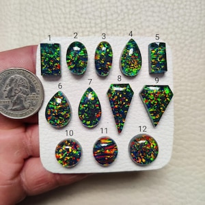 Regnbågsfärgad svart Bello-opal med kristallkvartsdubbletter, cabocher och finpolerade ädelstenar (sku-4295)