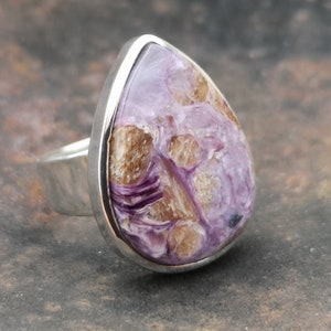 Charoite (taille O , 7.5) anneau en 925 Sterling Argent, bague de déclaration avec une pierre 17x23mm avec des tons pastel et des inclusions nid d’abeilles