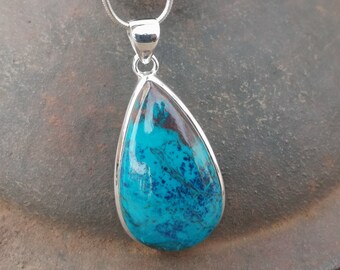 Könnte beinhalten: Ein tropfenförmiger Anhänger mit einem blauen und braunen Chrysokoll-Stein, der in Sterlingsilber gefasst ist.