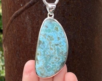 Rustykalny wisiorek Larimar ze srebra próby 925 - ręcznie robiony wisiorek 31 x 71 mm - naturalny wzorzysty niebieski kamień szlachetny - wisiorek naszyjnik Dominikana