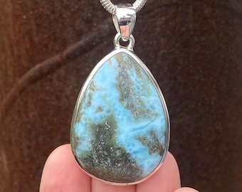 Rustykalny wisiorek Larimar ze srebra próby 925 - ręcznie robiony wisiorek 31 x 55 mm - naturalny wzorzysty niebieski kamień szlachetny - naszyjnik z wisiorkiem Dominikana