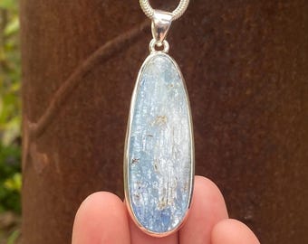 Pendentif cyanite sarcelle en argent sterling 925 - pendentif fait main 18 x 61 mm - pierre précieuse bleue en argent naturel - pendentif collier