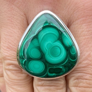 VENDU - RÉSERVÉ à la bague JH Malachite (taille P, 8) en argent sterling 925 - pierre précieuse verte naturelle 28x31mm - bague de déclaration faite à la main
