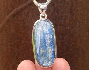 Pendentif cyanite sarcelle en argent sterling 925 - pendentif fait main 18 x 50 mm - pierre précieuse bleue en argent naturel - pendentif collier