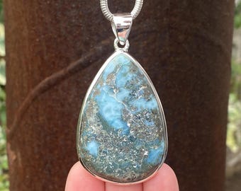 Rustykalny wisiorek Larimar ze srebra próby 925 - ręcznie robiony wisiorek 35 x 64 mm - naturalny wzorzysty niebieski kamień szlachetny - wisiorek naszyjnik Dominikana