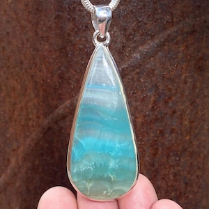 Caribische calciethanger in 925 sterlingzilver - 26 x 69 mm handgemaakt statementstuk - natuurlijke blauwwitte edelsteen - kettinghanger