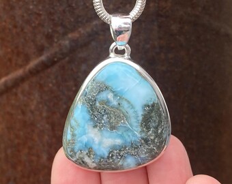 Rustykalny wisiorek Larimar ze srebra próby 925 - ręcznie robiony wisiorek 32 x 49 mm - naturalny wzorzysty niebieski kamień szlachetny - wisiorek naszyjnik Dominikana