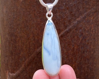 Pendentif opale bleue en argent sterling 925 - pendentif fait main 18 x 63 mm - pierre précieuse naturelle bleu pastel doux - pendentif collier tendance