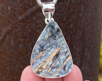 Pendentif Druzy Astrophylite en argent sterling 925 - pendentif fait main 27x51mm - pierre naturelle brute - gris bronze doré