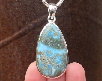 Rustykalny wisiorek Larimar ze srebra próby 925 - ręcznie robiony wisiorek 23 x 50 mm - naturalny wzorzysty niebieski kamień szlachetny - wisiorek naszyjnik Dominikana