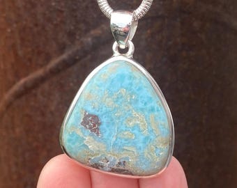 Rustykalny wisiorek Larimar ze srebra próby 925 - ręcznie robiony wisiorek 32 x 46 mm - naturalny wzorzysty niebieski kamień szlachetny - naszyjnik z wisiorkiem Dominikana