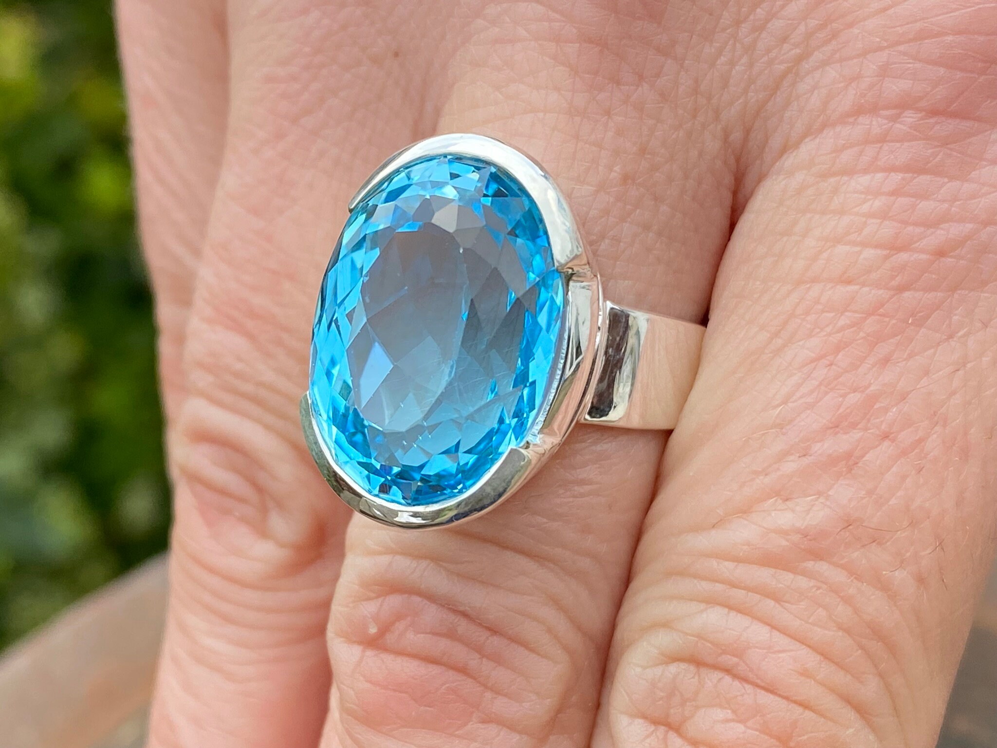 925スターリングシルバーの大型スイスブルートパーズリング（サイズP 1