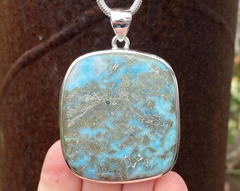 Rustykalny wisiorek Larimar ze srebra próby 925 - ręcznie robiony wisiorek 42 x 60 mm - naturalny wzorzysty niebieski kamień szlachetny - wisiorek naszyjnik Dominikana