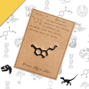 Spilla con molecola di serotonina con messaggio personalizzato
