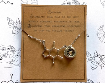 Molécula de cafeína e pequeno colar de xícara de café ou chá com mensagem personalizada