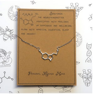 Collana con molecola di serotonina con messaggio personalizzato