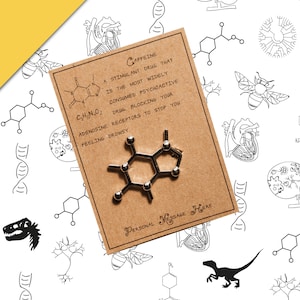 Spilla molecola di caffeina con messaggio personalizzato