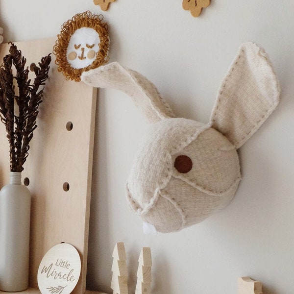 Décoration murale de lapin blanc, tête de fausse taxidermie suspendue, décor de thème de pépinière boisée, cadeau pour les nouvelles mamans, pépinière neutre de genre Scandi