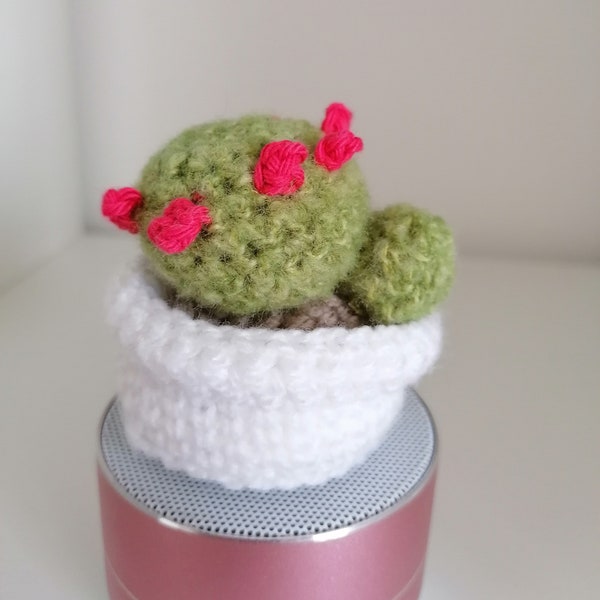 cactus au crochet tout doux, tout mignon, petites fleurs rouges, dans un pot blanc