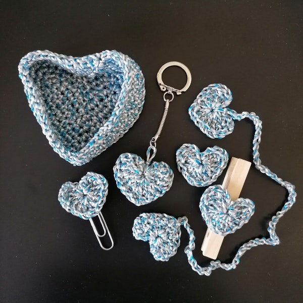 ensemble accessoires de bureau motif coeur au crochet