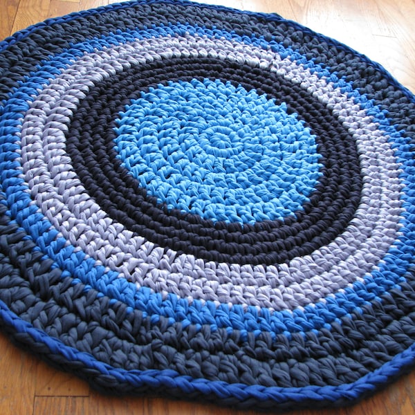 Tapis rond bleu rayures diamètre 68 cm fait main au crochet