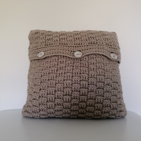 Coussin beige fait main au crochet, fermé par boutons