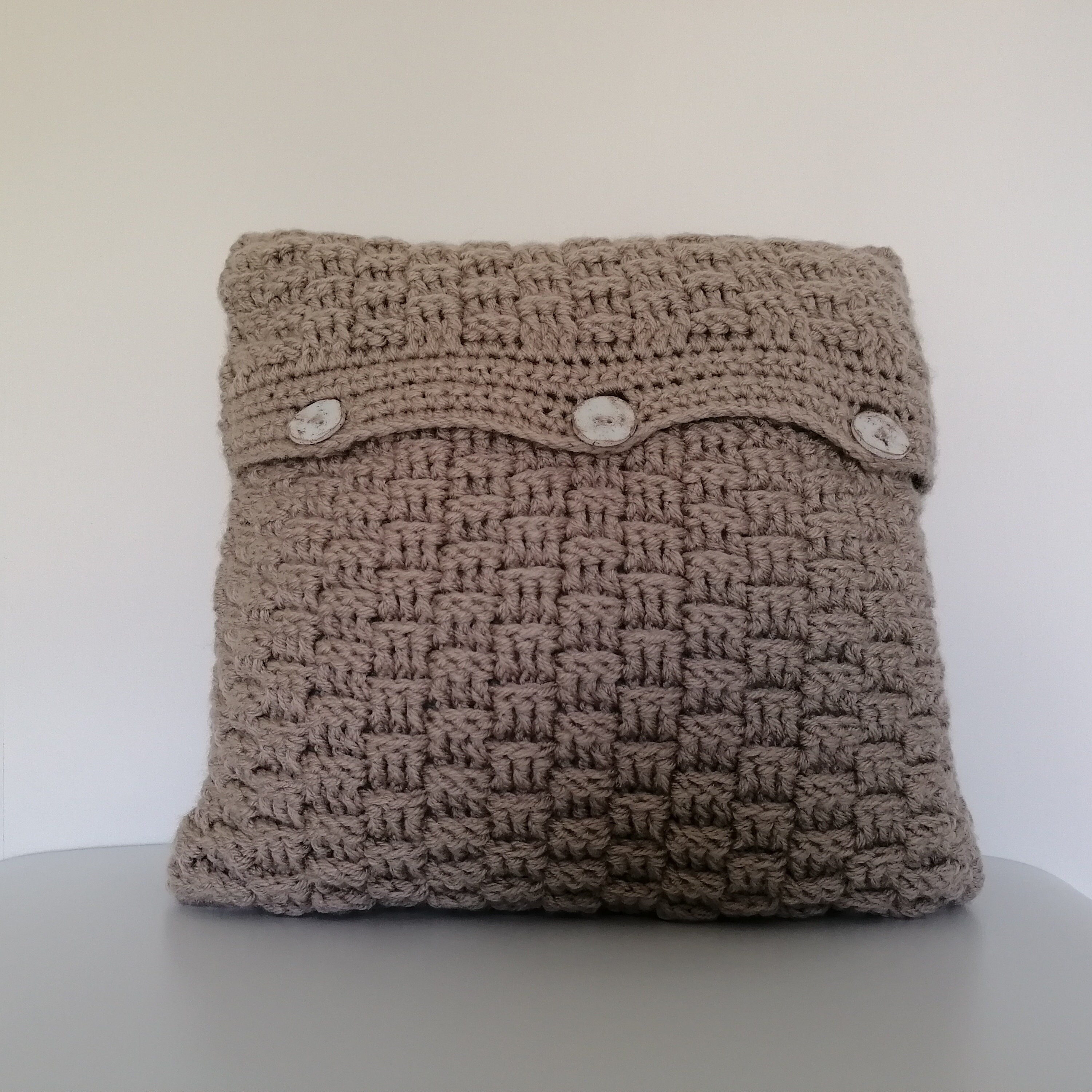 Coussin Beige Fait Main Au Crochet, Fermé Par Boutons