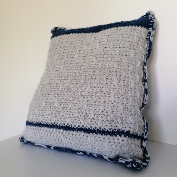 coussin gris et bleu au crochet, point fantaisie