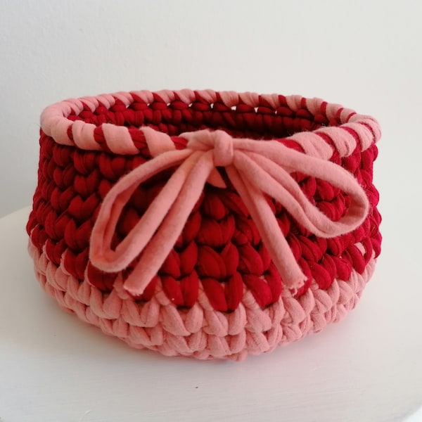two-tone pink basket crocheted,basket in trapilho