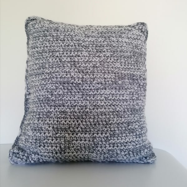 Coussin fait main au crochet gris chiné