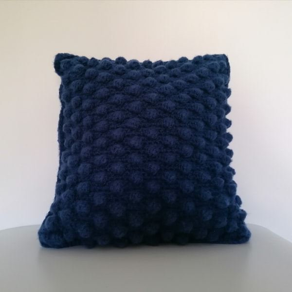 coussin bleu au crochet point noisettes