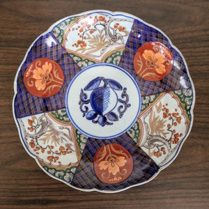 Vintage Porcelain Handpainted Imari Decorative Plate with Scalloped Edges / Imari Japanese Ceramics / Free US Shipping