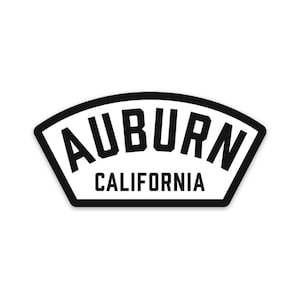 Puede incluir: Pegatina en blanco y negro con el texto "AUBURN CALIFORNIA" en una forma redondeada y arqueada.