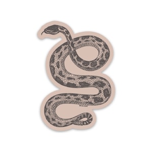 Peut inclure: Un autocollant de serpent à sonnettes brun et noir avec un style d'illustration vintage. Le serpent est enroulé dans une pose classique, la tête levée.
