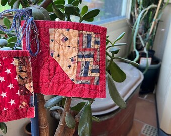 Vintage stoffen Americana-vlag op houten deuvel, Fourth of July-decor