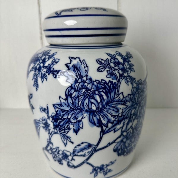 Blue & White Lidded Ginger Jar Floral Porcelain Vase Chinoiserie Style 6”