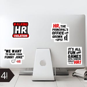 Op de afbeelding: Een set van vier witte vinylstickers met zwarte en rode tekst. De stickers bevatten humoristische kantoorthema-uitspraken, waaronder Walking HR Violation, HR the principal's office for grown-ups, We want to hear your funny joke en It's all fun and games until someone calls HR.
