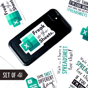 Op de afbeelding: Set van vier stickers met een groen en zwart Excel-logo met de tekst "Freak in the Sheets" en andere tekst met betrekking tot spreadsheets.