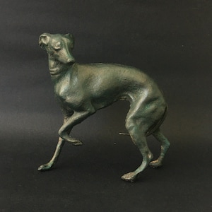 Escultura de galgo de hierro