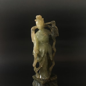 Grüne Jade Figur - Exquisite handgeschnitzte Jade Figur - Serene Schönheit für Ihre Sammlung