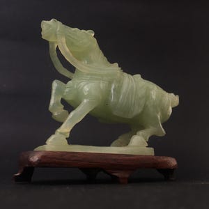 Chinese Jade Horse Figurine – Hand-Carved Feng Shui Symbol