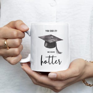 Tasse als Geschenk Abschluss „One Degree Hotter“ – Geschenkidee zum Schulabschluss, Uni, Abi 2025 oder Studium | Geschenk Bachelorabschluss
