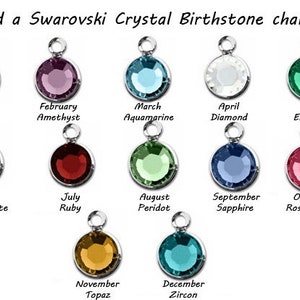 Puede incluir: Un gr&aacute;fico que muestra 12 abalorios de cristal de Swarovski, cada uno con un color diferente y el nombre del mes y la piedra de nacimiento correspondiente. Los abalorios est&aacute;n dispuestos en dos filas de seis, con los meses enumerados debajo de cada abalorio.