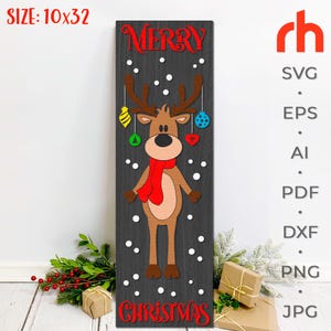 Könnte beinhalten: Ein hölzernes Weihnachtsschild mit einem Rentier mit rotem Schal und Ornamenten. Auf dem Schild steht "MERRY CHRISTMAS" in roter Schrift. Das Schild ist 25,4 cm breit und 81,3 cm hoch.