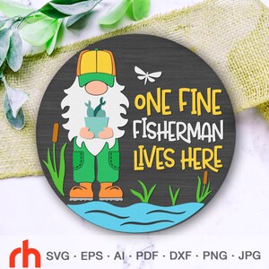 Un beau pêcheur vit ici SVG, fichier de coupe de plaque de porte en couches, cintre d'été DXF, silhouette d'un gnome avec un poisson, enseigne suspendue de vacances