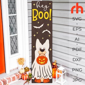 Peut inclure: Une pancarte en bois avec le texte "hey boo!" en lettres jaunes. Un chien fantôme blanc avec une citrouille sculptée dans sa gueule est au centre de la pancarte. Il y a des chauves-souris et des étoiles sur la pancarte.