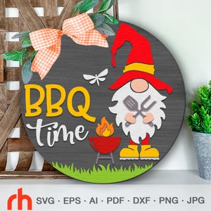 BBQ Time SVG, Letrero de puerta en capas, Archivo de corte, Percha redonda de verano DXF, Silueta de un gnomo con parrilla, Letrero colgante para patio, Decoración de patio
