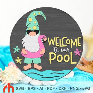 Welkom bij ons zwembad SVG, zomerdeurbord gesneden bestand, silhouet van een kabouter met een flamingovlotter, gelaagde ronde hanger DXF, zwembadhangbord