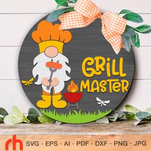 Grill Master SVG, archivo de corte de letrero de puerta en capas, colgador redondo de verano DXF, silueta de un gnomo con parrilla, letrero colgante para patio trasero, decoración de patio